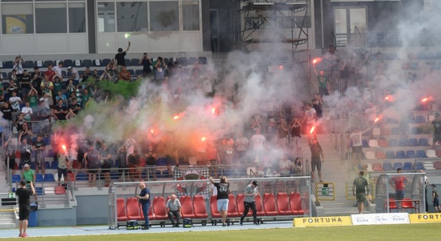 Kilkuset kibic&oacute;w Radomiaka zjawiło się na sobotnim meczu pierwszoligowego. Fani zielonych dali piłkarzom ogromne wsparcie przed niedzielnym meczem z Koroną Kielce. Stawka meczu nie byle jaka, awans Radomiaka do ekstraklasy. 
Mecz Radomiak - Korona w niedzielę o godzinie 12.40 na miejskim stadionie przy ulicy Narutowicza 9.
ZOBACZ ZDJĘCIA KIBIC&Oacute;W I PIŁKARZY&gt;&gt;&gt;