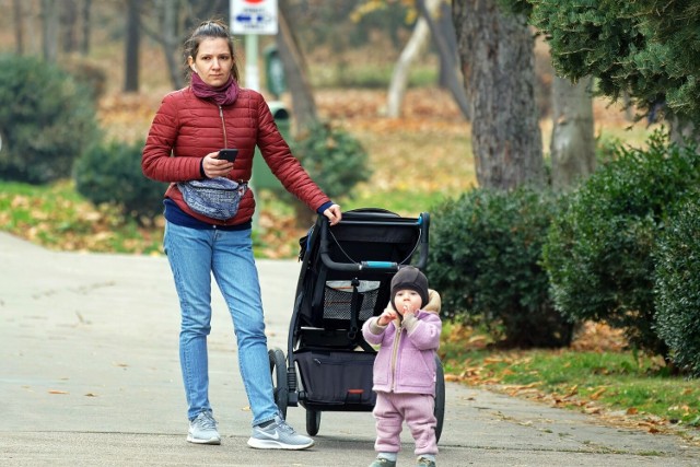 Jak ubrać dziecko na spacer – oto odwieczny kłopot rodziców. Mają z tym problem zarówno w cieplejsze, jak i chłodniejsze dni.