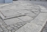 Chodnik ulicy Zamkowej w Opolu pełen nierówności