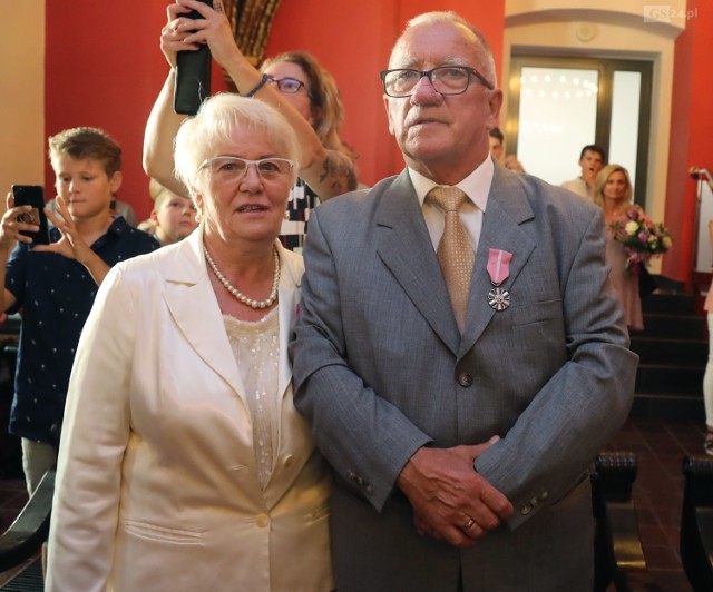 Kolejne dwadzieścia trzy pary, które mogą pochwalić się co najmniej 50-letnim stażem małżeńskim zostały uhonorowane Medalami za Długoletnie Pożycie Małżeńskie w czwartek podczas uroczystości w Zamku Książąt Pomorskich.