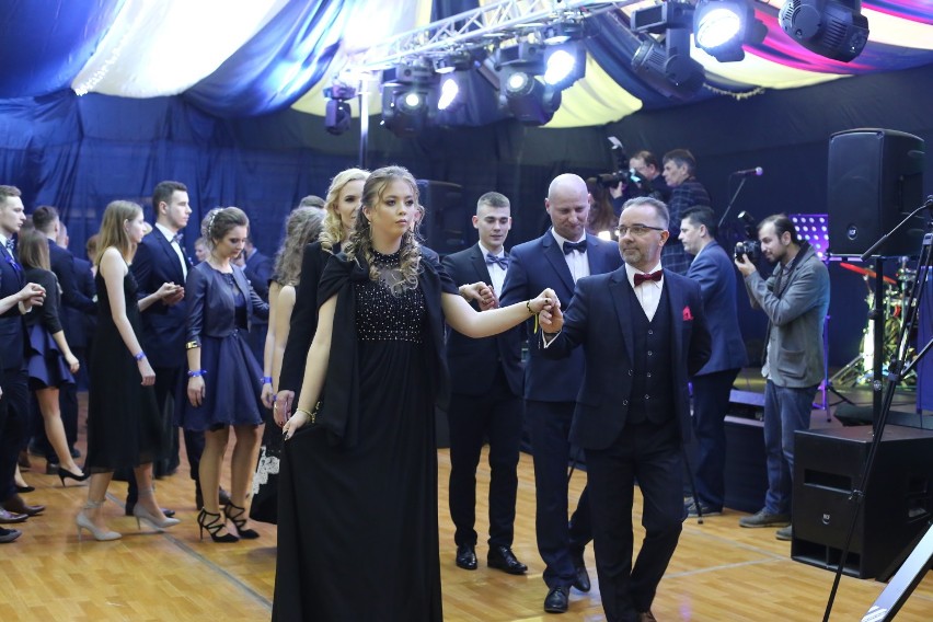 Maturzyści zatańczyli poloneza na sali gimanstycznej