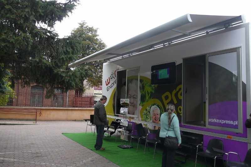 Work Bus z pracą stanął przed pośredniakiem