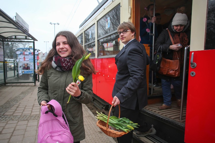 Zabytkowy tramwaj na Dzień Kobiet. Panie otrzymały kwiaty [ZDJĘCIA]