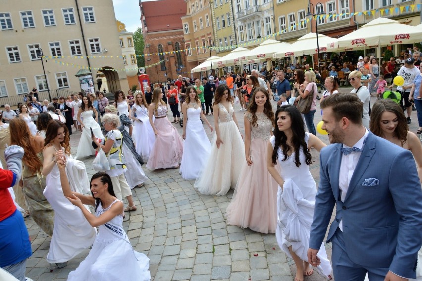 Uczestniczki parady tańczyły i fotografowały się wspólnie na...