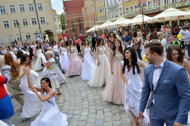 Uczestniczki parady tańczyły i fotografowały się wspólnie na opolskim Rynku.
