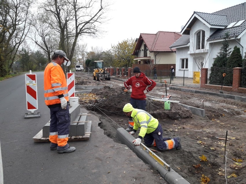 Tak postępują prace na ulicy Mostowej w Świnoujściu. Jest coraz ładniej [ZDJĘCIA]