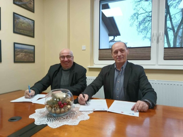 Umowę na odrestaurowanie ołtarza głównego i malowideł na suficie podpisali proboszcz parafii Marek Weltrowski i wójt Konarzyn Jacek Warsiński
