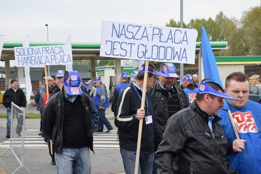 Transgór Rybnik:  Trwa protest kierowców, blokują ulicę Kotucza ZDJĘCIA i FILM
