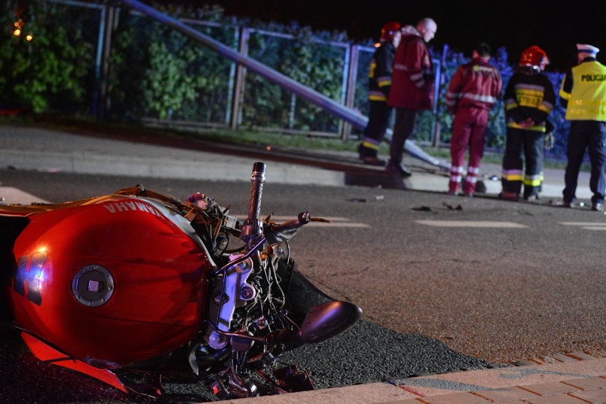 W Grudziądzu motocyklista uderzył w latarnię, która przewróciła się na pieszego [wideo, zdjęcia]