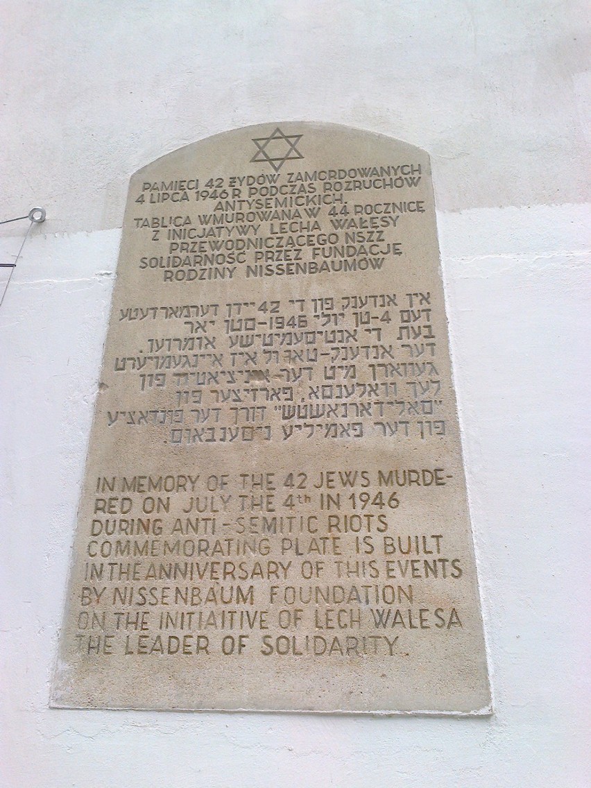 Tablica ku czci zamordowanych Żydów.
