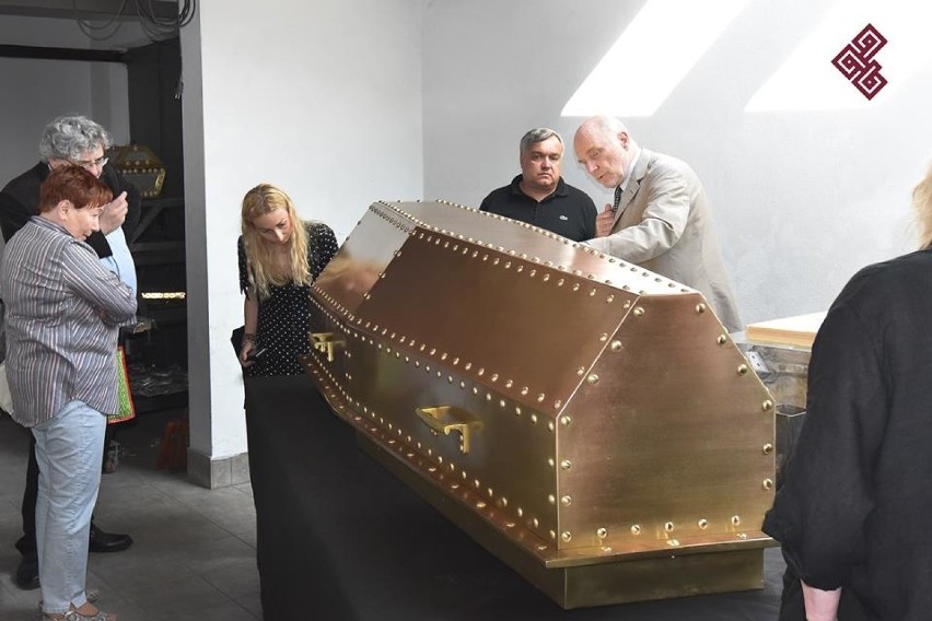 Sarkofag Józefa Piłsudskiego wrócił na Wawel. Już go można oglądać [AKTUALIZACJA, GALERIA]