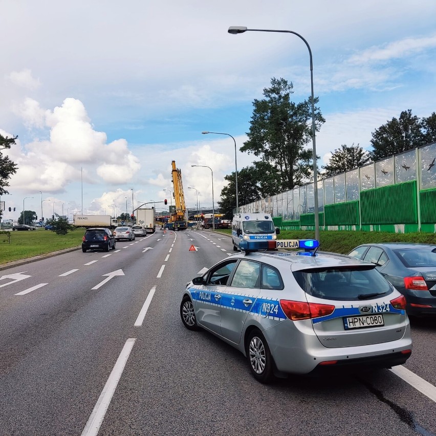 Wejherowo. Betonowy blok osunął się z ciężarówki. Kierowca ukarany wysokim mandatem