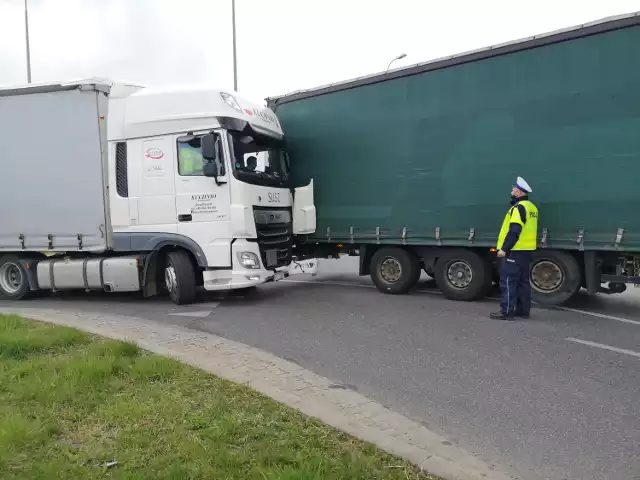 Na Rondzie Wyszyńskiego w Grudziądzu zderzyły się dwie ciężarówki