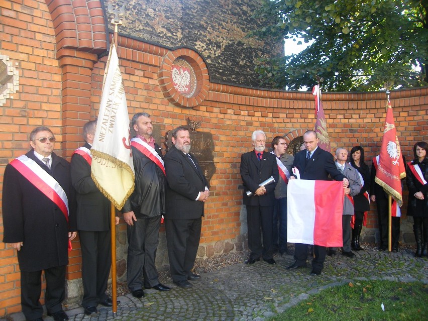 PLESZEW - Poświęcili tablicę ,,Solidarności'' - zobacz zdjęcia