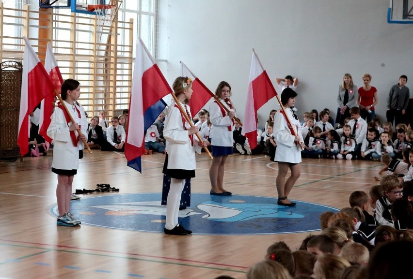 Uczniowie ze Szczecina stworzyli wielką żywą flagę Polski [wideo, zdjęcia]