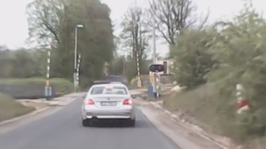 Rogatki opadają, a kierowcy pędzą dalej. Jeden nawet wyprzedza! [WIDEO] 