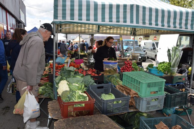 Na bazarze Osmolin i przy Krętej w Zduńskiej Woli sobotni handel kwitnie w najlepsze. Jakie są ceny?