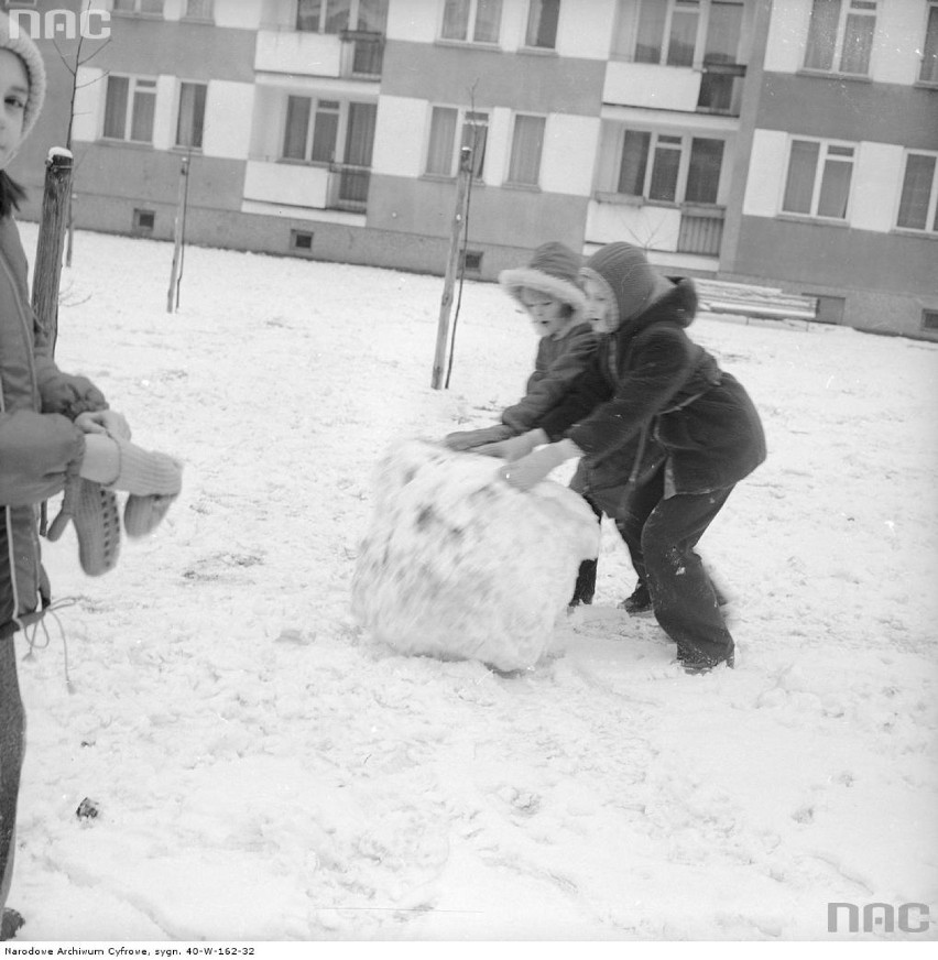 Zima 1979/1980 w Warszawie.  Dzieci lepiące bałwana na osiedlu przy ul. Stępińskiej.