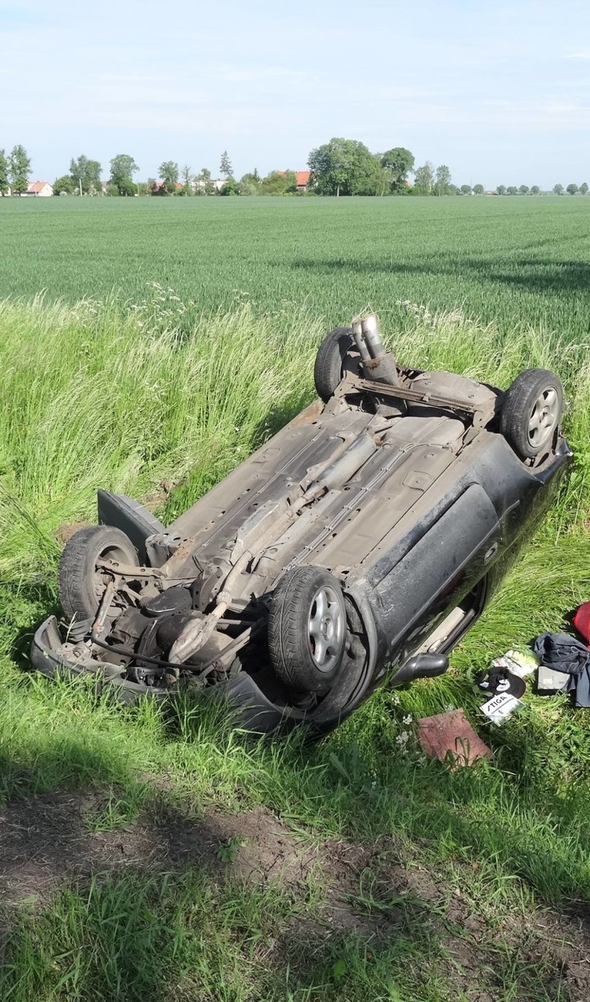 Wypadek koło Starego Pola [ZDJĘCIA]. Po zderzeniu dwóch aut jedno dachowało w rowie