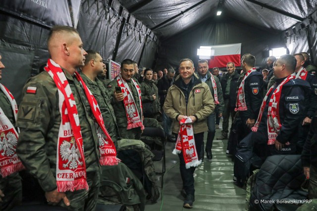 Prezydent Andrzej Duda oglądał mecz z żołnierzami chroniącymi granicy w Nowej Łuce koło Siemianówki w gm. Narewka
