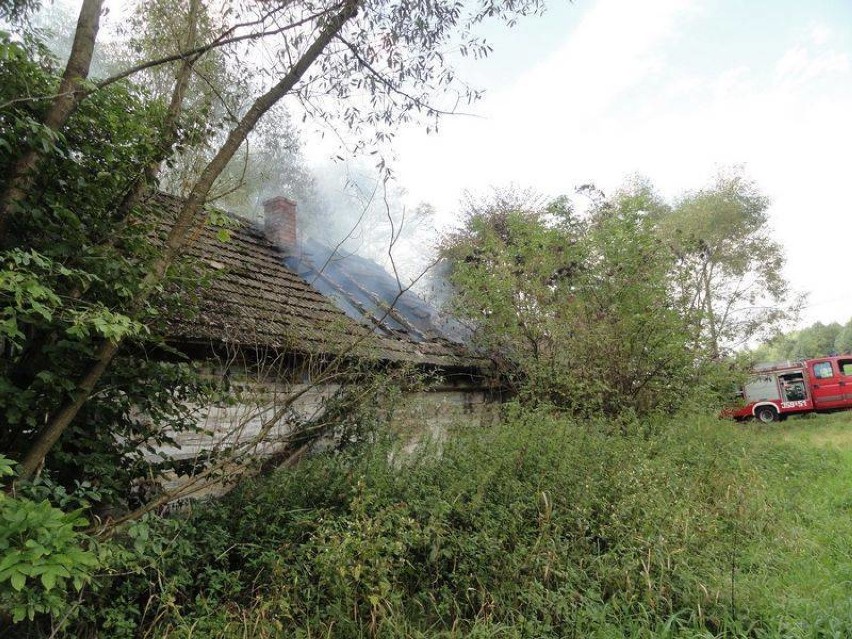 Roztoka-Brzeziny. Spłonął drewniany dom [ZDJĘCIA]