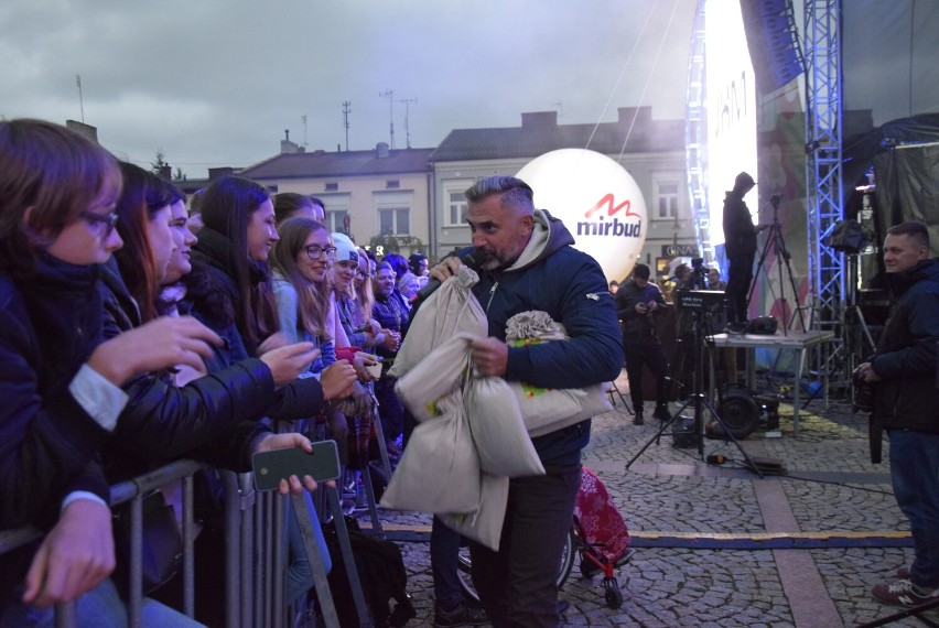 Skierniewice. Koncert Andrzeja Piasecznego na scenie głównej Święta Kwiatów, Owoców i Warzyw