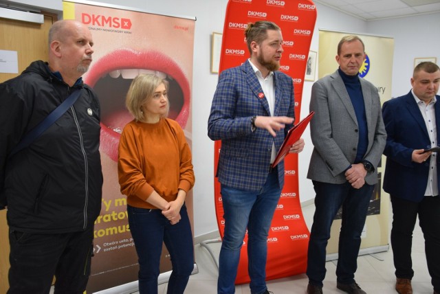 Od Lewej: Jarosław Drożdżyński, Anna Szmyt - Boguniewicz, Mateusz Lis z fundacji DKMS, wiceburmistrz Głuchołaz Roman Sambor i dyrektor Głuchołaskiego Centrum Kultury Tomasz Kanas.