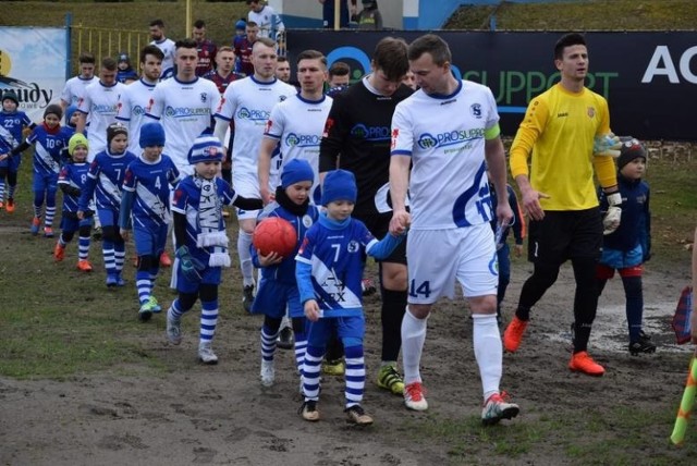 Piłkarze Stilonu Gorzów od zwycięstwa nad Wartą Gorzów (1:0) rozpoczęli rundę wiosenną w trzeciej lidze.