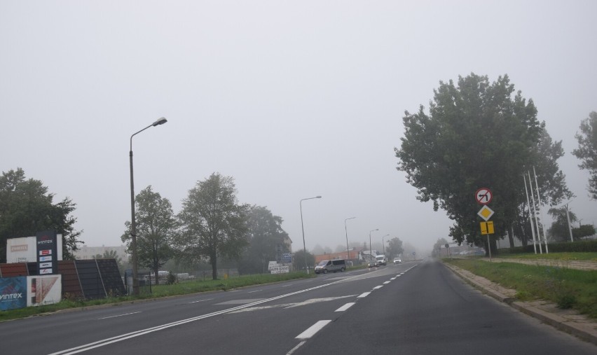 Mglisty poranek w Zduńskiej Woli. Tak wygląda miasto otulone mgłą