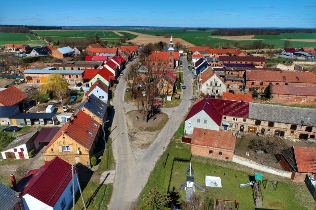 Zabudowa wsi pochodzi z XIX wieku, podobnie jak kościół filialny w stylu neogotyckim i pałac leżący na uboczu, na miejscu wcześniejszego dworu. Całość ma swój niepowtarzalny urok, który możemy podziwiać dzięki zdjęciom naszego Czytelnika Grzegorza Walkowskiego.