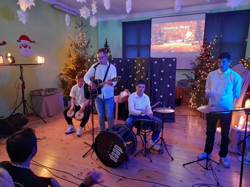 "Boże Narodzenie w piosence". Nastrojowe utwory i świąteczna atmosfera na spotkaniu w SOSW w Lubsku