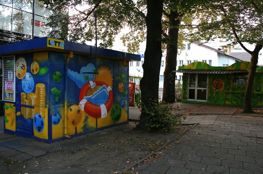 Ulica Bohaterów Westerplatte - skwer z kioskami z tyłu przystanku