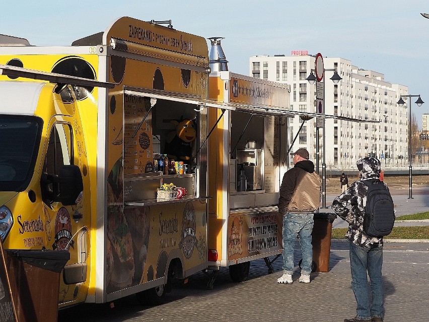 Zlot foodtrucków w EC1 w Łodzi. Dania z całego świata. Co można zjeść i ile to kosztuje? WIDEO, ZDJĘCIA, CENY