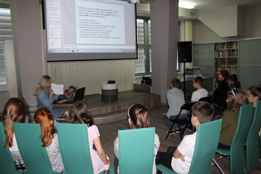 W miejskiej bibliotece w Wieluniu zorganizowano warsztaty wydawnicze z Magdaleną Kapuścińską