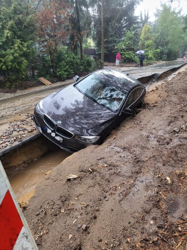 Drogowy koszmar w Dominicach nad jeziorem. Ulewa zmyła osiedlowe drogi