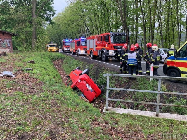 W czwartek o godz. 18.28 na obwodnicy Osowca, koło przejazdu kolejowego, kierująca samochodem Opel Agila straciła panowanie nad autem i wpadła do rowu. Kobieta została zabrana do szpitala. Na miejsce wypadku zadysponowano 4 zastępy straży z JRG 1 Opole oraz Osp Osowiec.