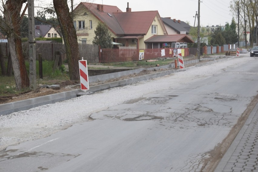 Nowy asfalt i chodnik już się robią i trochę trudniej się jeździ [ZDJĘCIA]