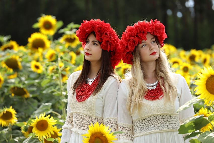 Dziewczęta przygotowują pieśni ludowe w nowoczesnych...