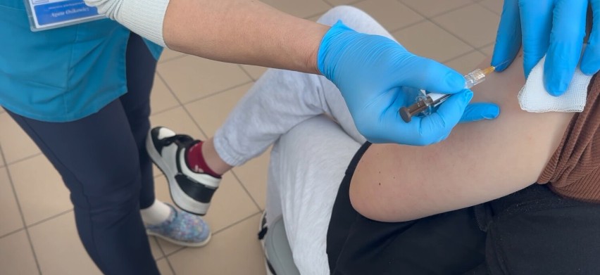 W  gorlickim szpitalu trwają szczepienia przeciwko HPV.  Wirusem brodawczaka ludzkiego można zarazić się nawet u fryzjera
