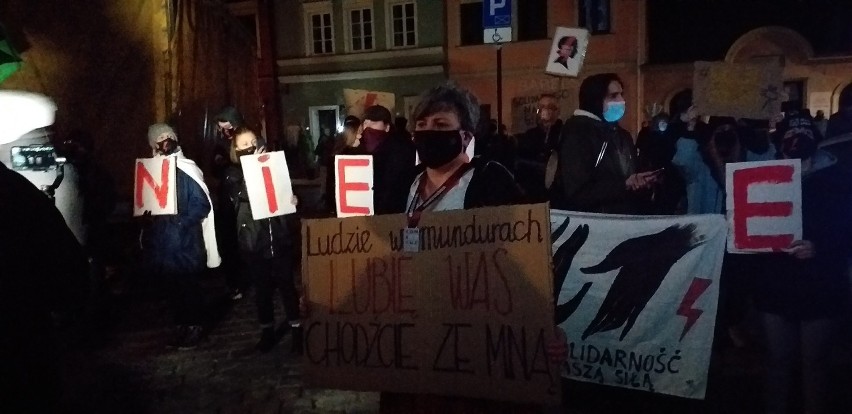 Protest kobiet przed komisariatem policji na ul. Szewskiej w...