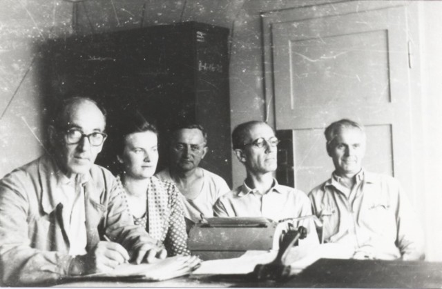 Adam Królak (drugi od prawej) prawdopodobnie przy pracy nad "Kroniką Głogowską" (zbiory TZG)