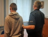 Nastolatek zniszczył ławkę w Dzierzgoniu, bo... założył się z kolegą