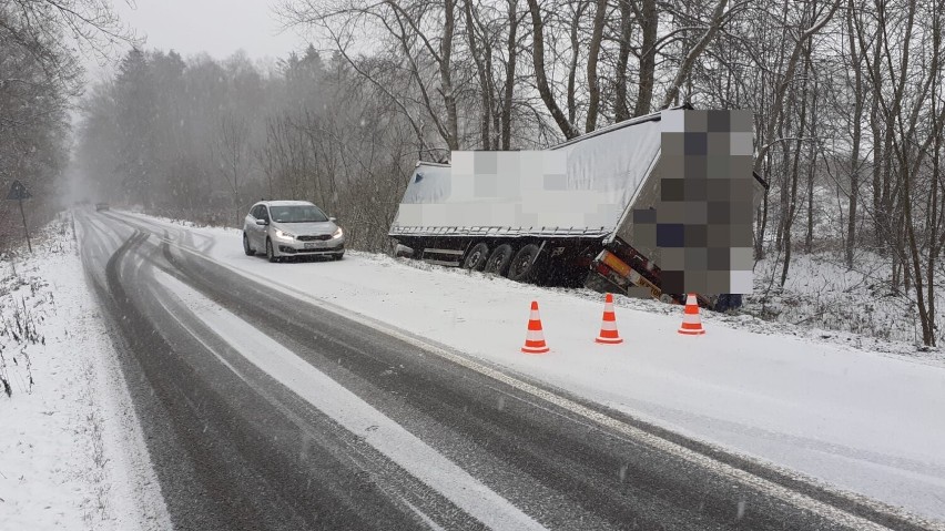 Na drodze ze Szczecinka do Barwic roztrzaskała się ciężarówka [zdjęcia]