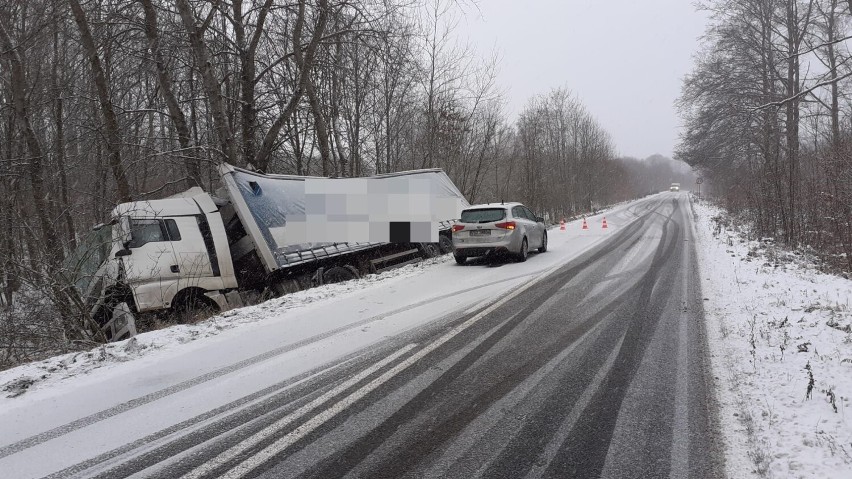 Na drodze ze Szczecinka do Barwic roztrzaskała się ciężarówka [zdjęcia]