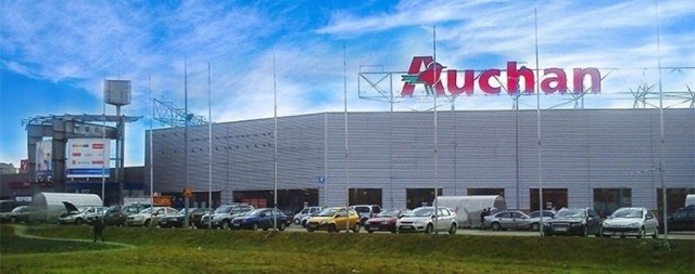 Hipermarket sieci Auchan w przy ulicy Żółkiewiskiego w Radomiu. W tłusty czwartek będzie tam prawdziwy karnawał pączków.