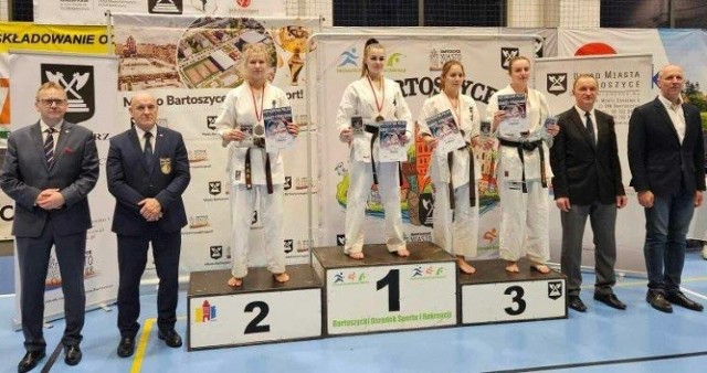 Martyna Kubik (Wielicki Klub Karate Kyokushinkai) na najwyższym stopniu podium mistrzostw Polski młodzieżowców i juniorów