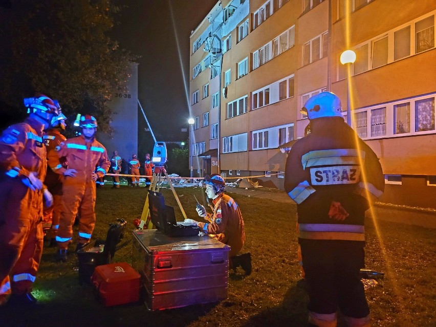 Rozerwało blok mieszkalny w Bogatyni. Na czwartym piętrze wybuchła butla z gazem. Dwie osoby poszkodowane