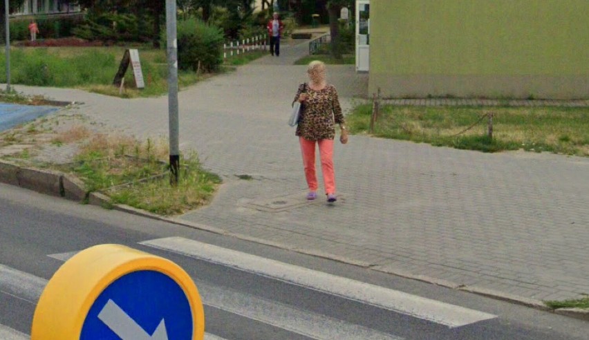 Mieszkańcy Konina w Google Street View. Kamery złapały ich na przejściach dla pieszych. O czym należy pamiętać zbliżając się do pasów? 