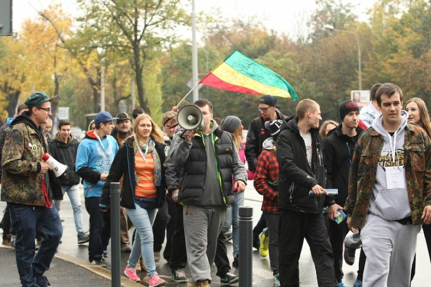 Marsz Wyzwolenia Konopi we Wrocławiu. Setki osób za legalizacją marihuany [zdjęcia] 