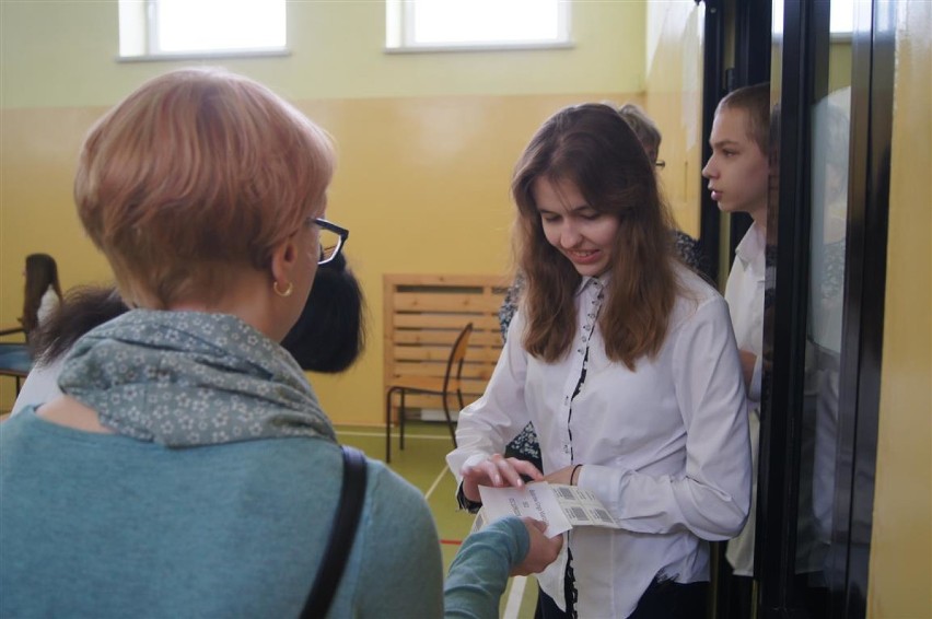 Egzamin gimnazjalny 2017 w Radomsku. Gimnazjaliści pisali testy mimo awarii [ZDJĘCIA]